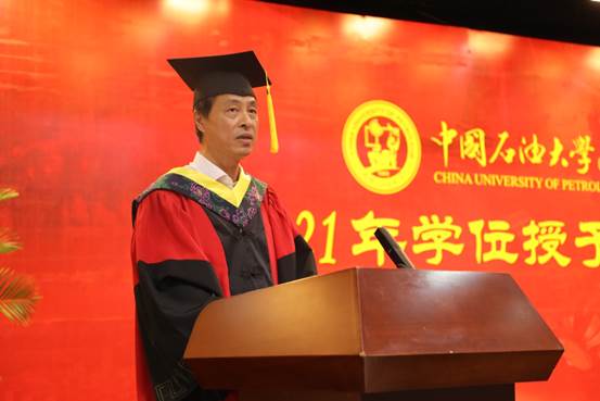 桌子上有人的照片上写着字

中度可信度描述已自动生成