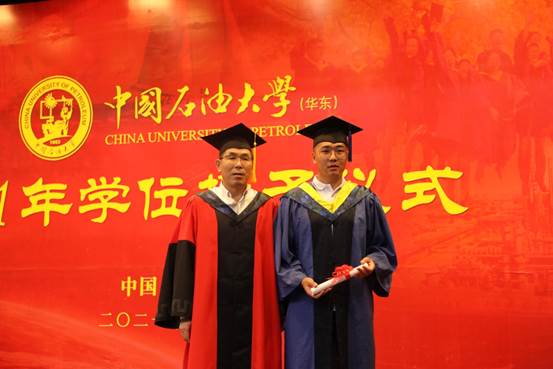 男人站在那里

中度可信度描述已自动生成