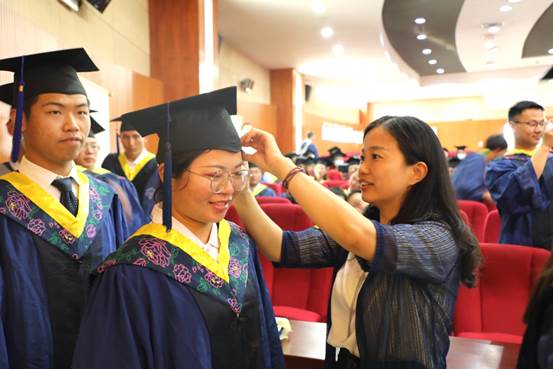 一群戴帽子的人

中度可信度描述已自动生成