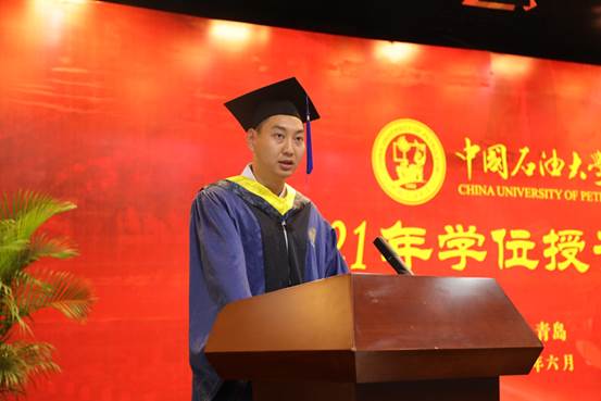 戴帽子的男人站在桌子前

中度可信度描述已自动生成