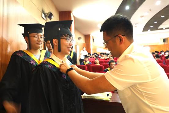 戴帽子的人在厨房里

中度可信度描述已自动生成