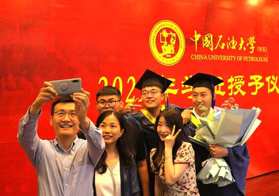 一群人在拍照

描述已自动生成